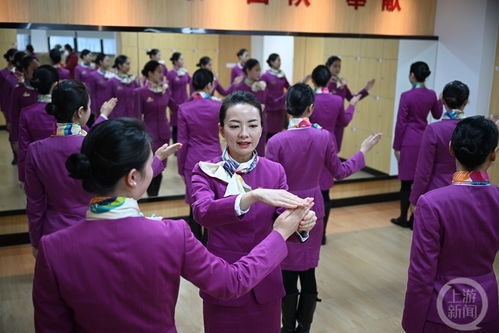 筷尖上的微笑 重慶動妹集中培訓備戰(zhàn)春運